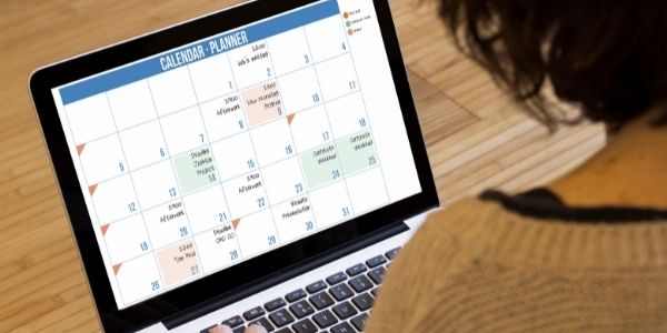 lady looking a calendar on her laptop
